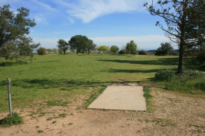 Woodward Legacy DGC, Main course, Hole 4 Short tee pad